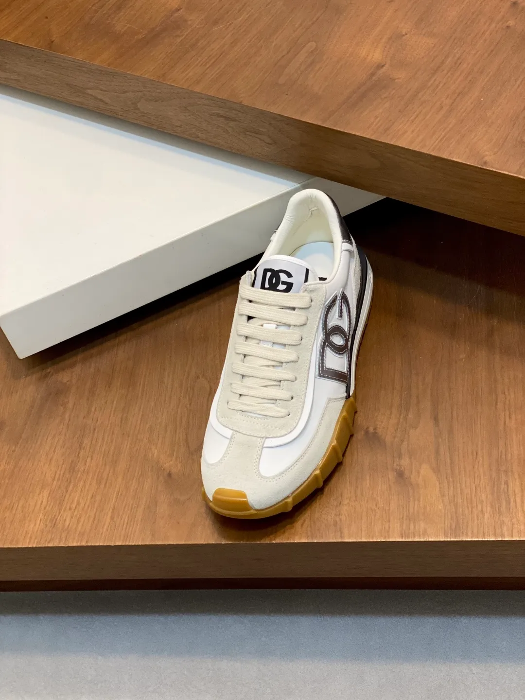 💰800 Dolce&Gabbana/Dolce & Gabbana men’s new casual sports shoes This sneaker is made of multiple materials. The nylon fabric upper is integrated with glossy leather, suede leather and rubber elements, and is decorated with reflective details. It has a silk-screen logo and a dual design of thick round and flat laces. It has a square toe, rubber foam midsole and gear pattern rubber composite sole decorated with the iconic "DG" logo. The shoe body is decorated with three-dimensional labels with the brand logo in many places. The style is fashionable and elegant, and the unique design is presented in a dazzling and modern new language. The fabric towel lining is paired with logo cowhide feet for a stylish and stylish look! Comes with a full set of packaging! Size: 39-40-41-42-43-44 leather shoe size (38/45 can be customized but does not support returns)